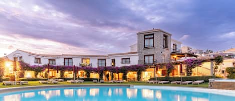 Outdoor pool, pool umbrellas