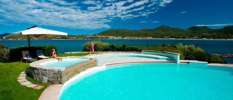 Piscine extérieure, parasols de plage