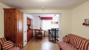 Escritorio, wifi gratis y ropa de cama