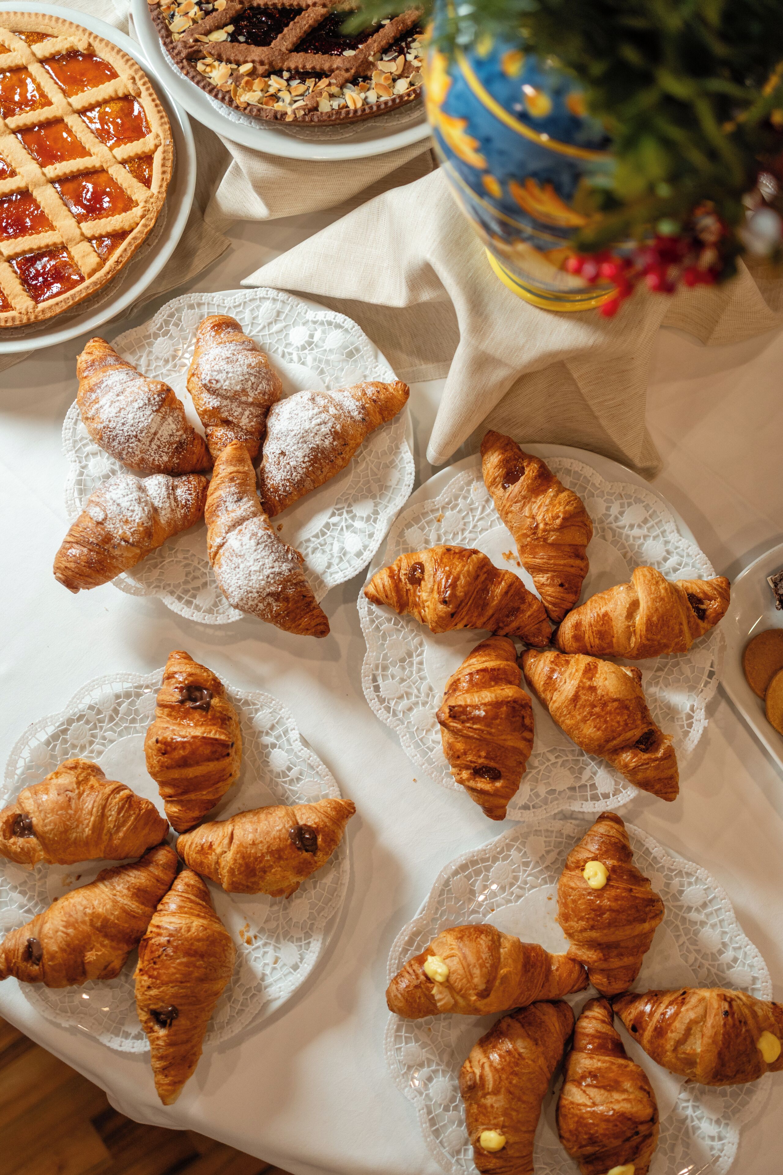 Een tafel met diverse gebakjes en desserts.