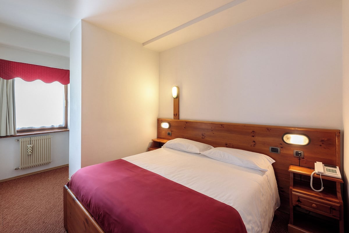 Een bureau, gratis wifi, beddengoed