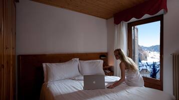 Una scrivania, Wi-Fi gratuito, lenzuola