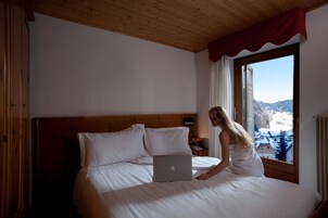 Escritorio, wifi gratis, ropa de cama