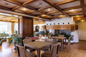 Se ofrece un desayuno bufé (25 EUR por persona)