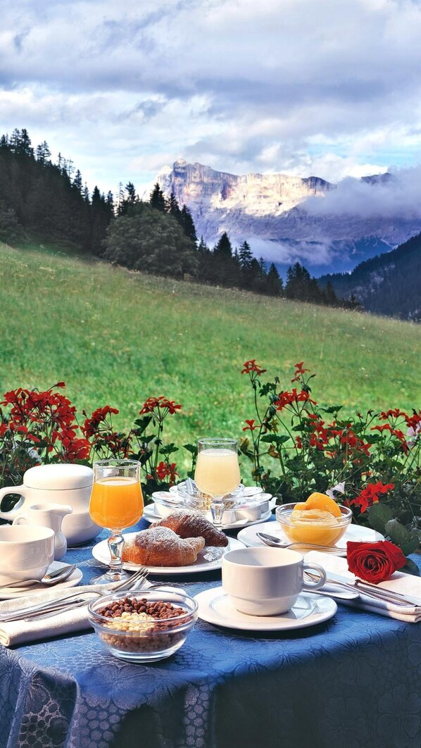 아침 식사, 점심 식사, 저녁 식사 제공, 지중해 요리