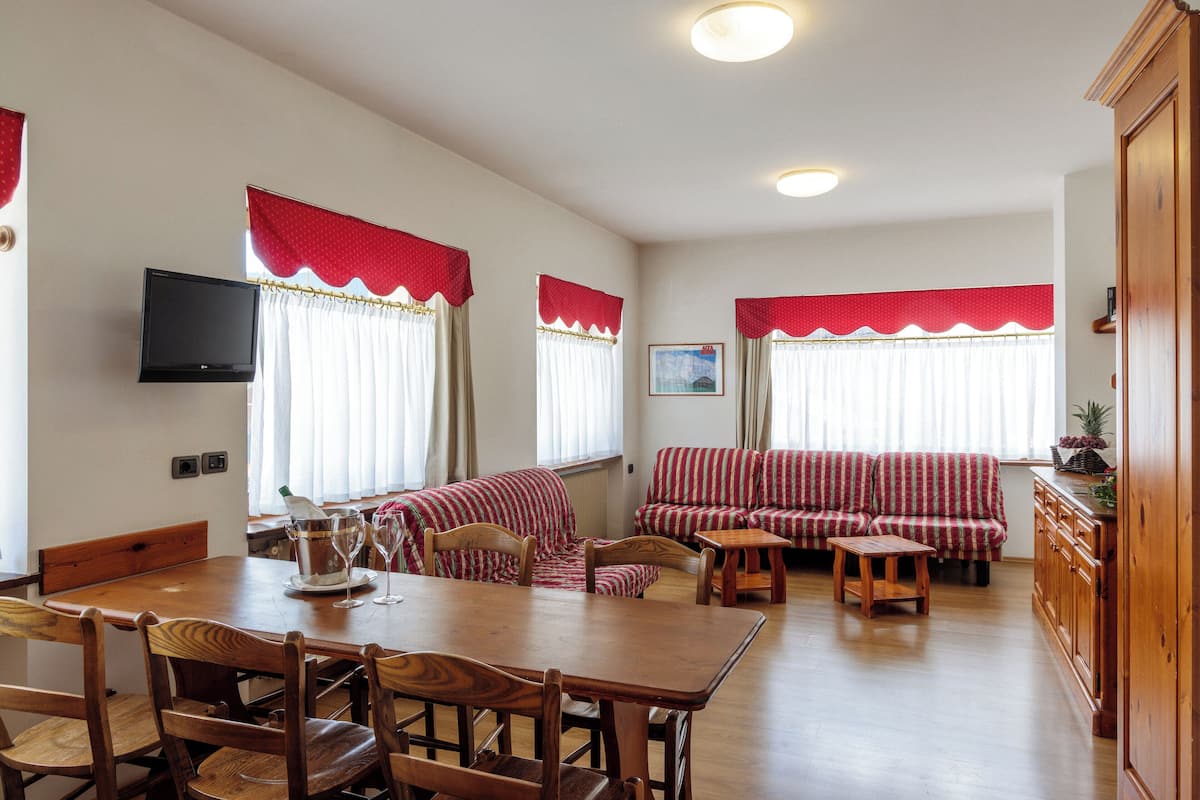 デスク、WiFi (無料)、ベッドシーツ