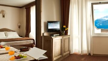 Superior-Dreibettzimmer, Bergblick | Minibar, Zimmersafe, Schreibtisch, Verdunkelungsvorhänge