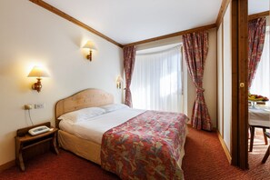Classic Triple Room | Minibar, in-room safe, desk, blackout drapes - Hotel Alaska Cortina (Cortina d'Ampezzo)
