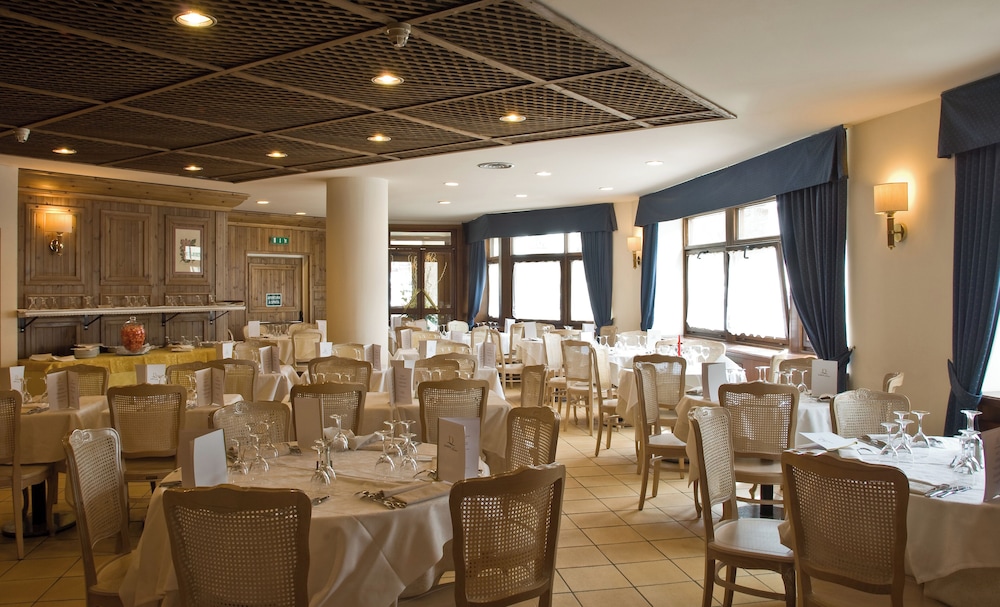 Alaska Hotel Cortina by null