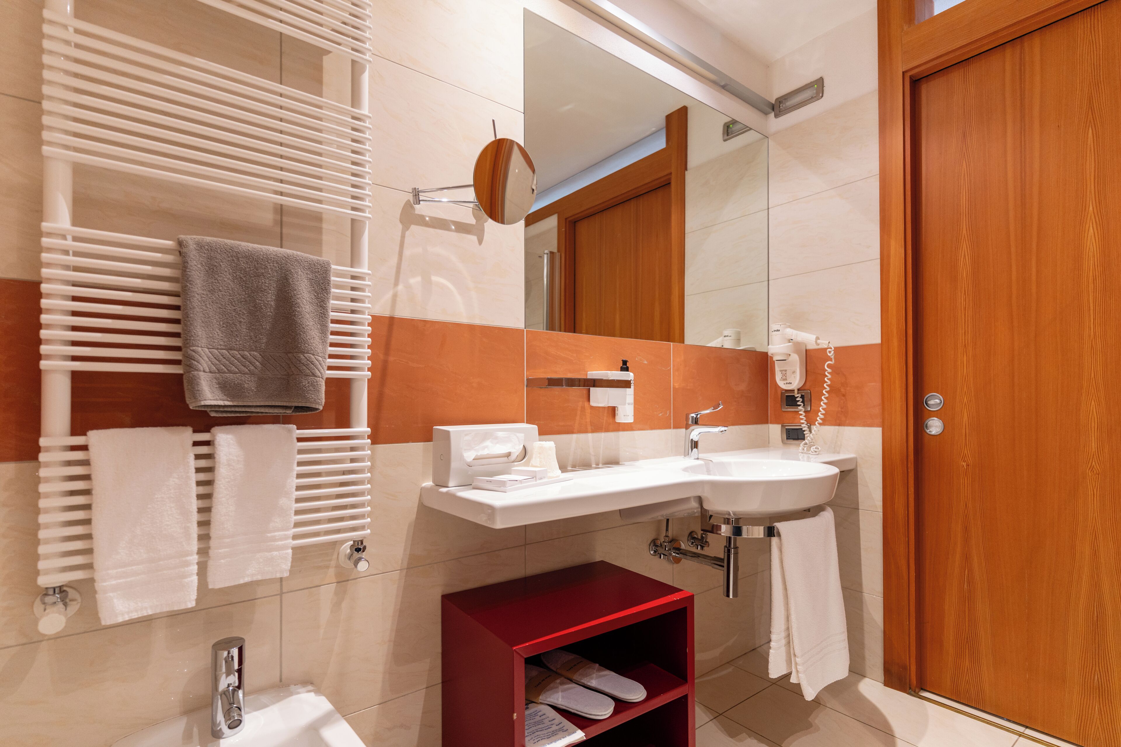 Dusche, Haartrockner, Hausschuhe, Bidet