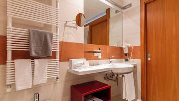 Dusche, Haartrockner, Hausschuhe, Bidet