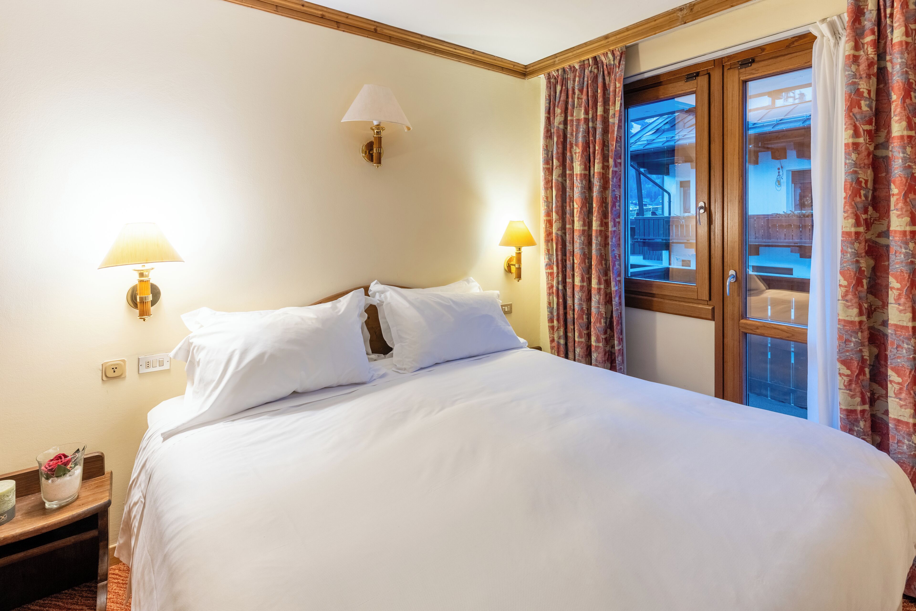 Family Room | Minibar, in-room safe, desk, blackout drapes