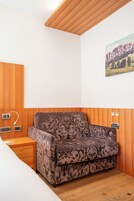 Classic-Dreibettzimmer | Minibar, Zimmersafe, Schreibtisch, Verdunkelungsvorhänge