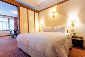 Minibar, coffres-forts dans les chambres, bureau, rideaux occultants
