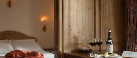 Habitació triple clàssica | Minibar, caixa forta a l'habitació, escriptori i cortines opaques