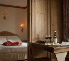 Habitación triple clásica | Minibar, caja fuerte, escritorio y cortinas opacas