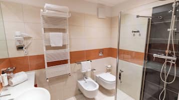 Dusche, Haartrockner, Hausschuhe, Bidet