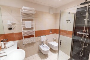 Ducha, secador de pelo, pantuflas, bidet
