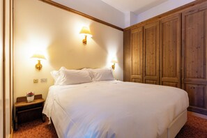 Superior kamer, 1 twee- of 2 eenpersoonsbedden, uitzicht op bergen | Een minibar, een kluis op de kamer, een bureau, verduisterende gordijnen