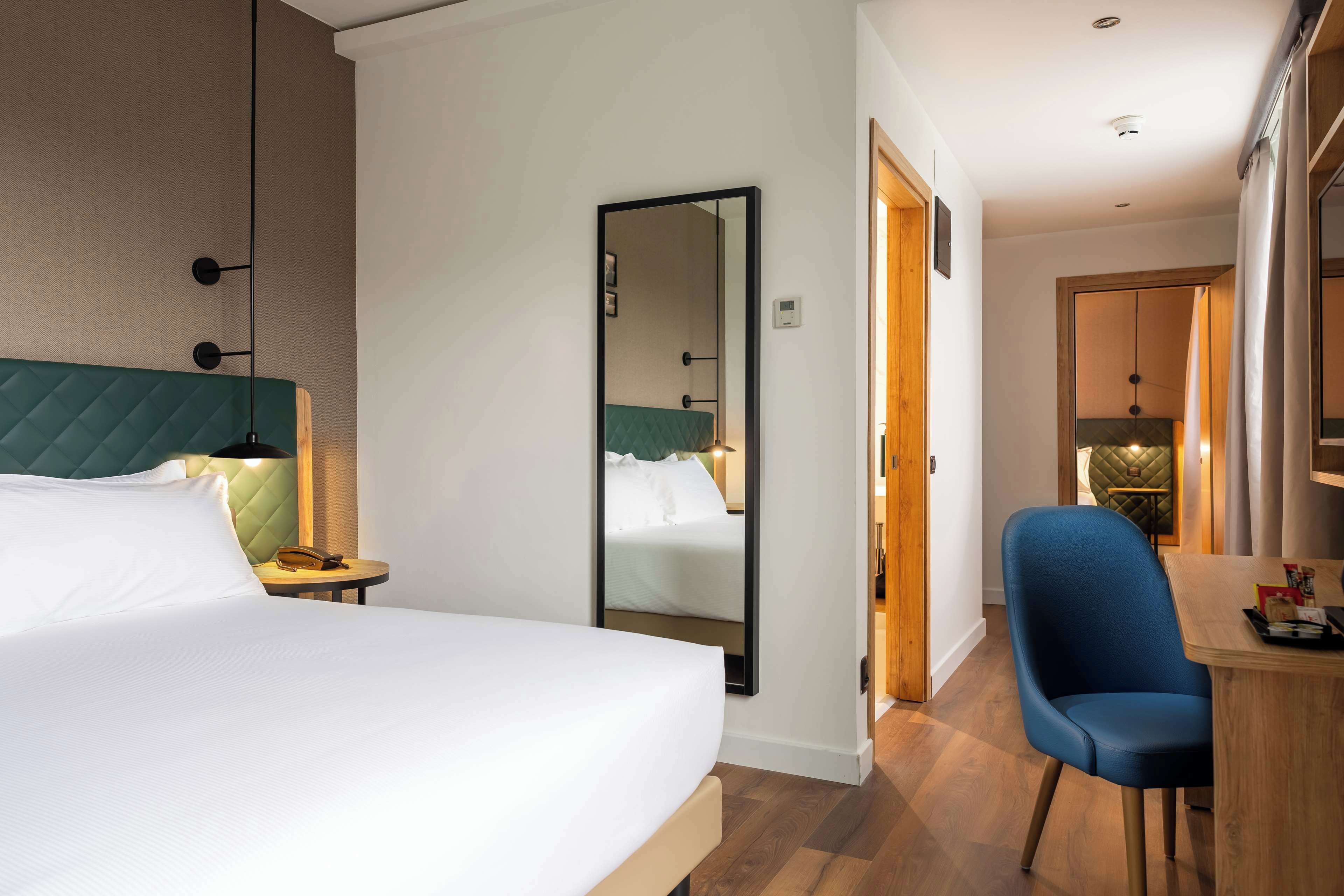 Copriletto in piuma, minibar, una cassaforte in camera, una scrivania