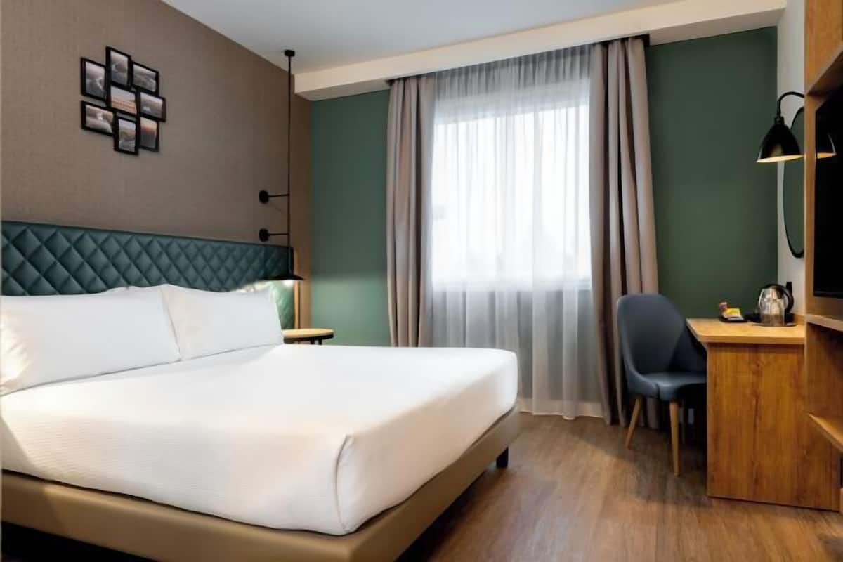 Down comforters, minibar, in-room safe, desk