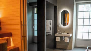 Suite | Baño | Regadera, regadera tipo lluvia, amenidades de baño gratuitas
