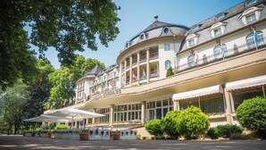 A grand hotel with a central rotunda, multiple balconies, and a covered entrance area. - Parkhotel Kurhaus (Bad Kreuznach)