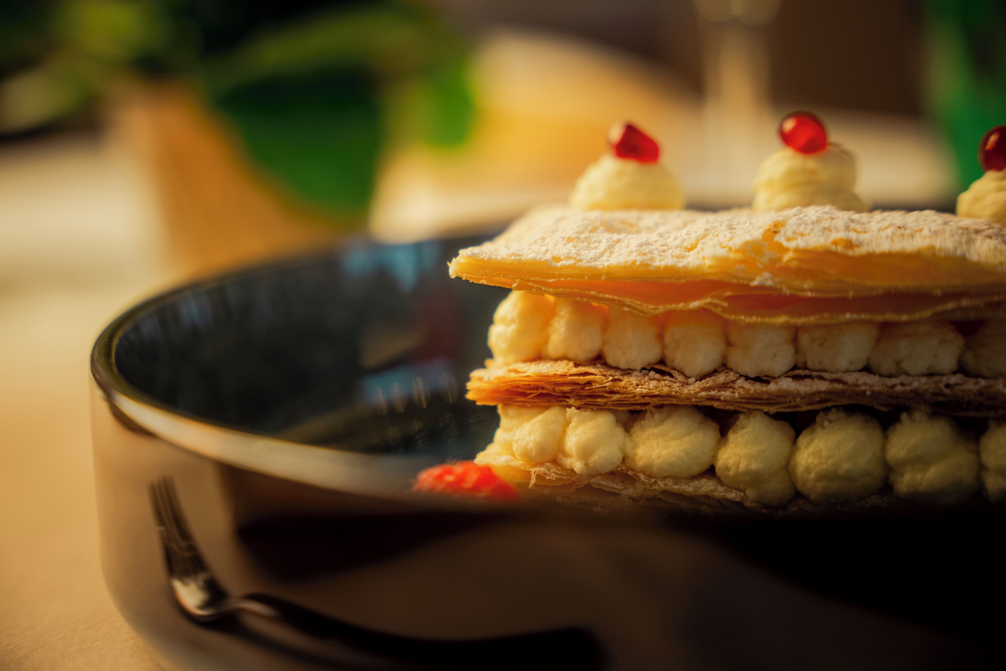 Postre con capas de crema y fruta, servido en un plato.