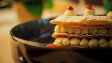 Postre con capas de crema y fruta, servido en un plato.