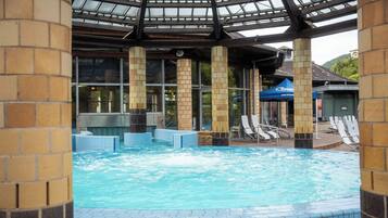 Piscina interna, piscina externa, espreguiçadeiras