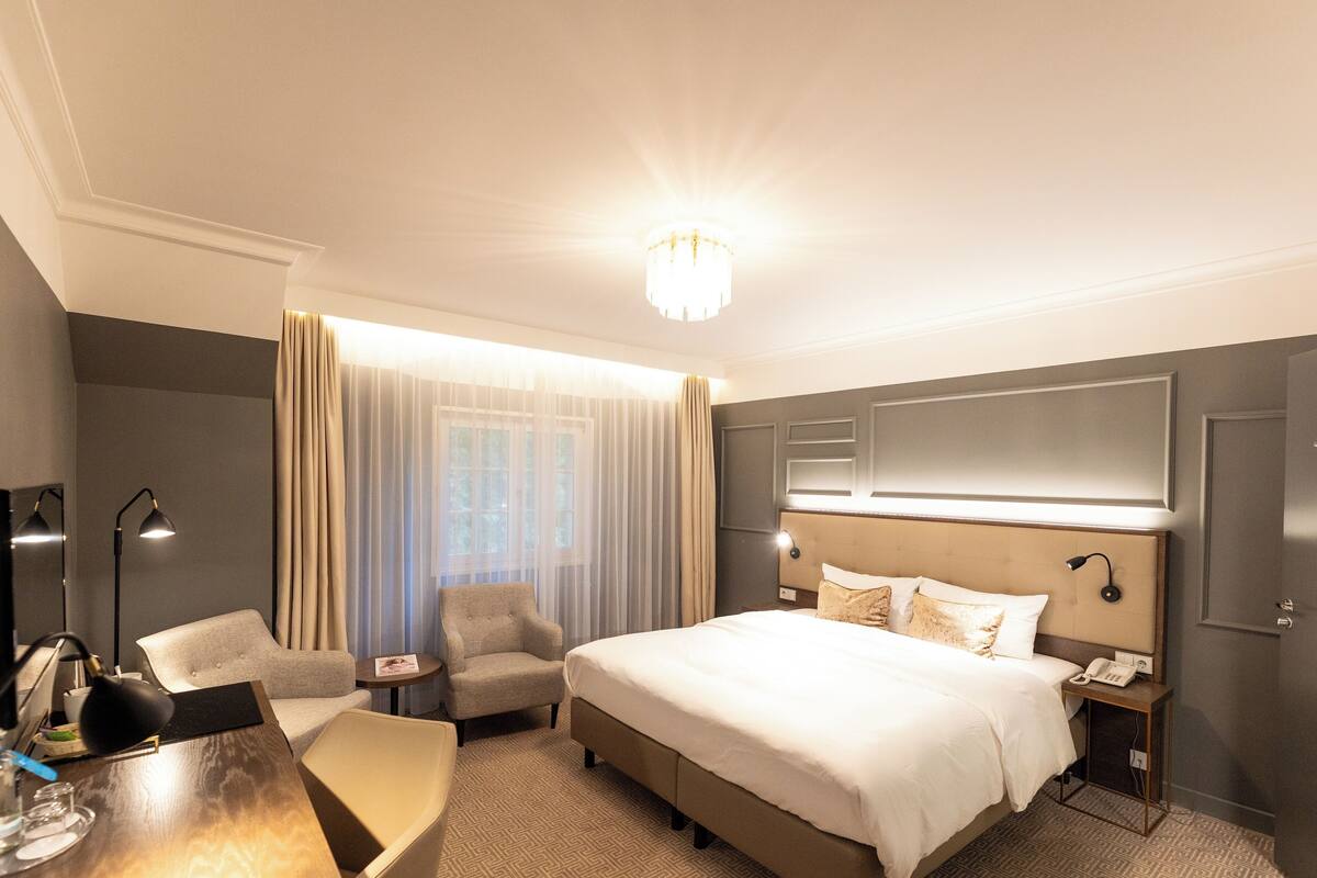 Hypo-allergenic bedding, minibar, in-room safe, desk