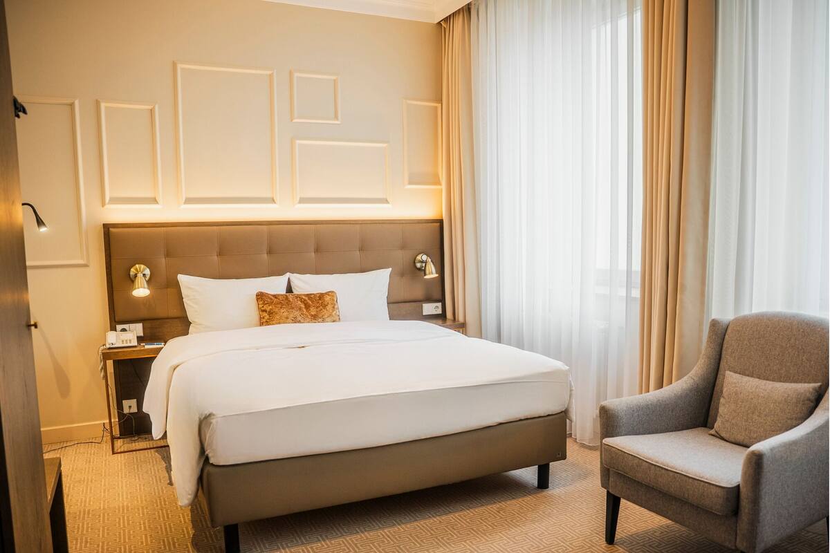 Comfort Queen | Hypo-allergenic bedding, minibar, in-room safe, desk