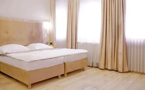 Standard Double Room | Minibar, in-room safe, desk, soundproofing