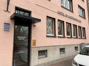 A hotel entrance with a sign for 'Eingang' (Entrance) and 'Boardinghouse'. - Hotel Am Kurfuerstenplatz - Messe (Frankfurt)