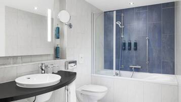 Ein modernes Badezimmer mit Waschbecken, Toilette und Badewanne.
