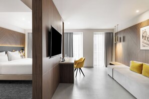 Suite junior, 1 cama de matrimonio grande | Minibar, caja fuerte, escritorio y espacio para trabajar con un portátil