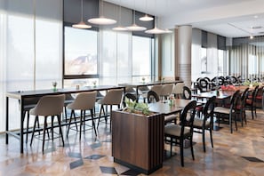 Café da manhã com buffet todos os dias mediante uma taxa