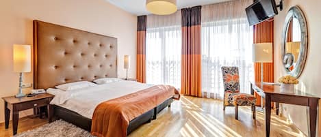 Hypo-allergenic bedding, in-room safe, desk, laptop workspace