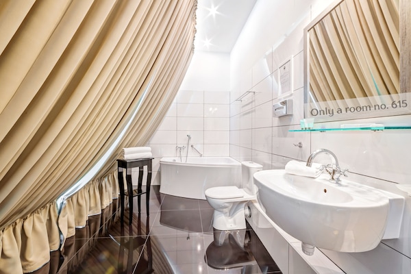 Superior Room, 1 Bedroom | Bathroom | Free toiletries, hair dryer, bathrobes, slippers