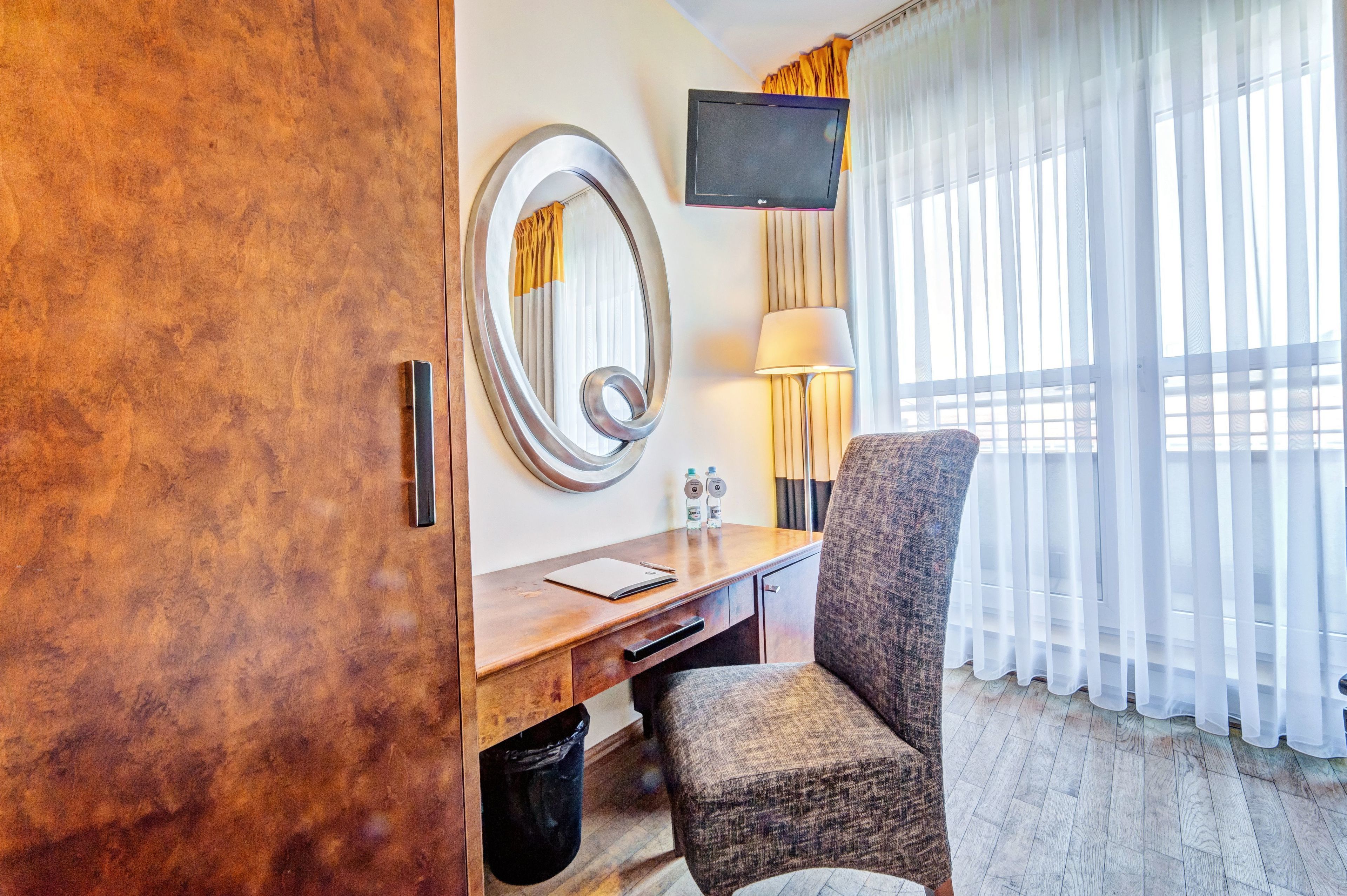 Hypo-allergenic bedding, in-room safe, desk, laptop workspace