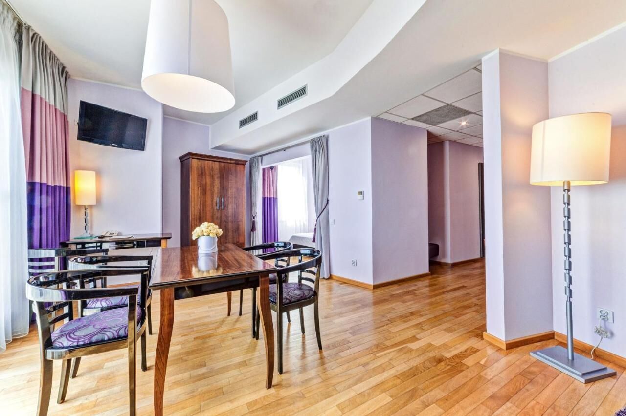 deluxe apartment | hypo-allergenic bedding, in-room safe, desk, laptop workspace