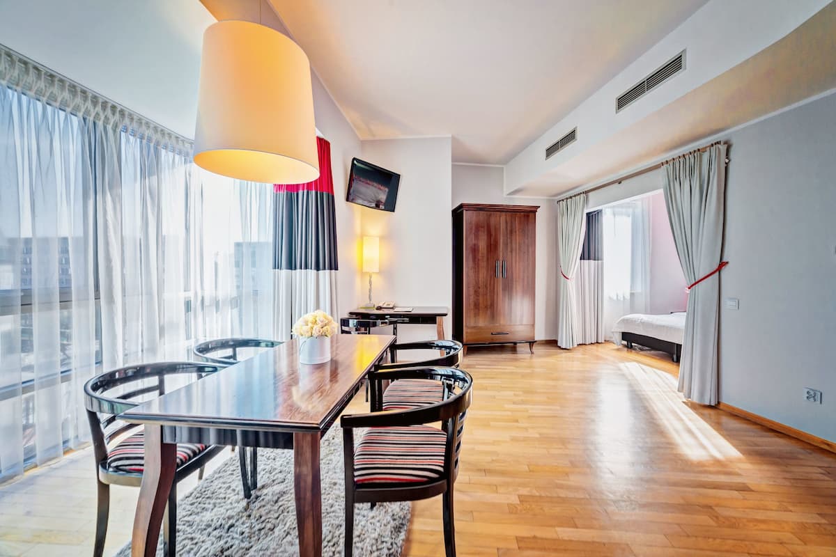 Deluxe Apartment | Hypo-allergenic bedding available, in-room safe, desk, laptop workspace
