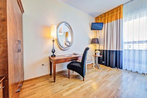 Classic-Doppel- oder -Zweibettzimmer, 1 Schlafzimmer | Allergikerbettwaren, Zimmersafe, Schreibtisch