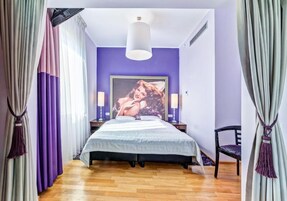 Ropa de cama hipoalergénica y caja de seguridad en la habitación 