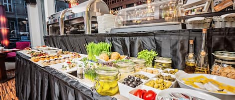 Petit déjeuner buffet (60 PLN par personne)