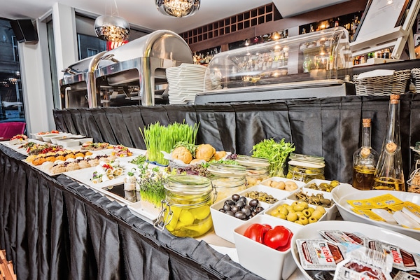 Desayuno buffet diario (PLN 60 por persona)