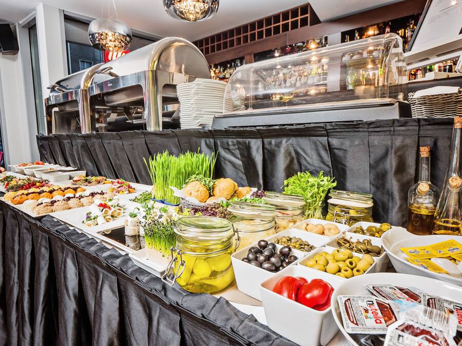 Daily buffet breakfast (PLN 60 per person)