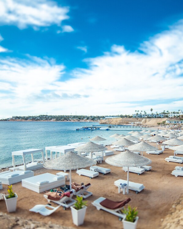 Plage privée, chaises longues, parasols, serviettes de plage