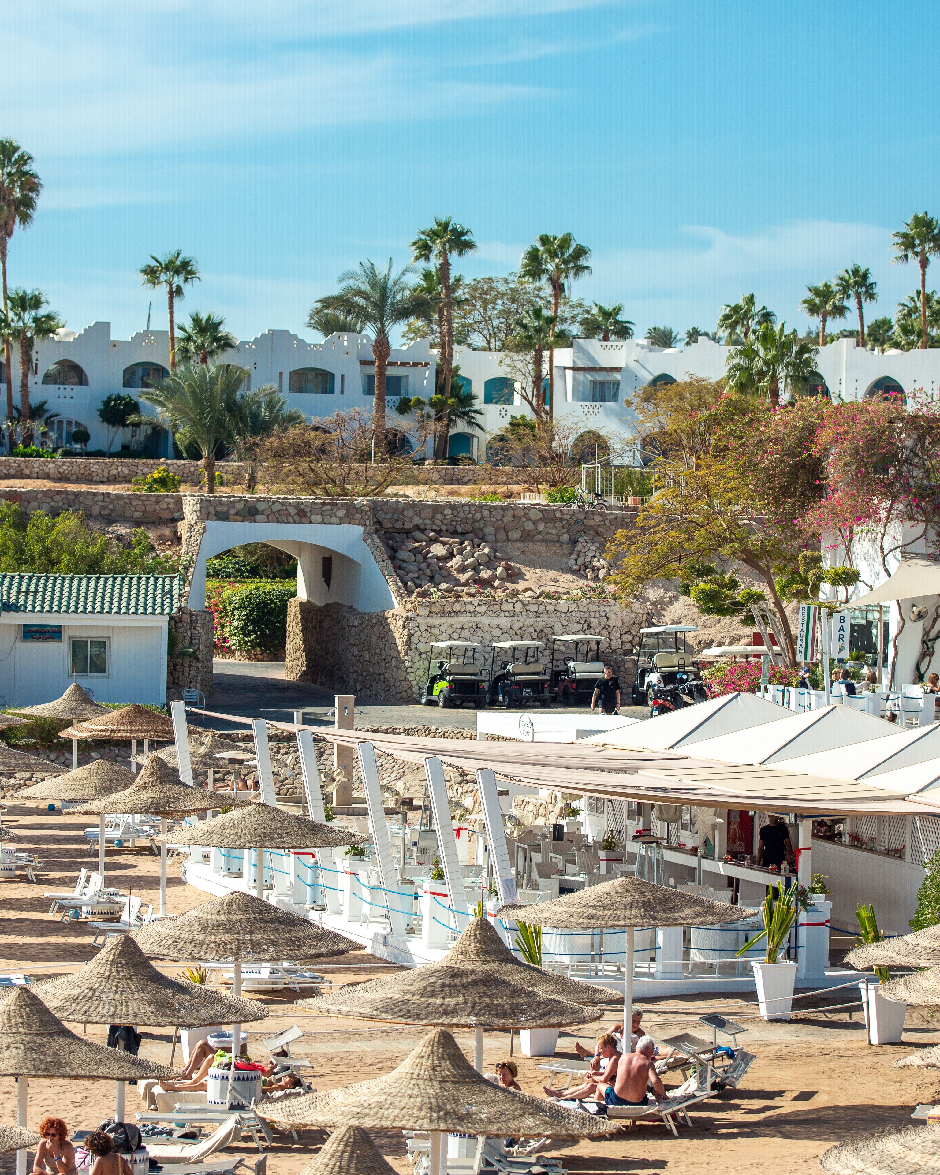 Privatstrand, Liegestühle, Sonnenschirme, Strandtücher