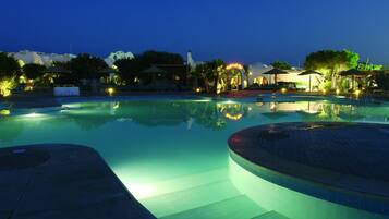 Piscina interna, 2 piscinas externas, guarda-sóis